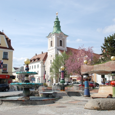 DSC_1525_Hauptplatz_HundertwasserBrunnen